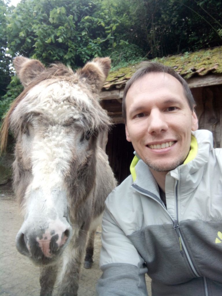 Hufpfleger Thorsten mit Esel